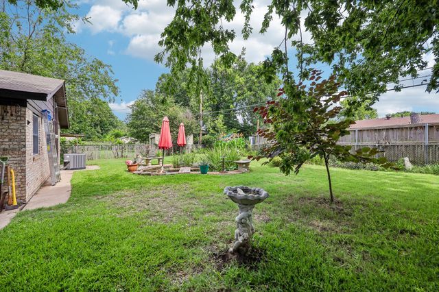 7452 Meadowcrest Drive, Fort Worth, TX 76112
