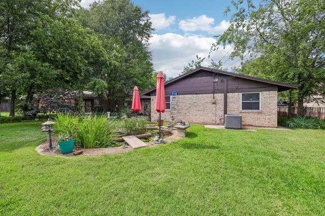 7452 Meadowcrest Drive, Fort Worth, TX 76112