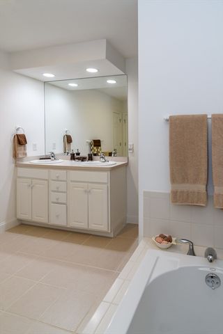 6 Hollyhock Knoll Ct 115, Bourne, MA 02532