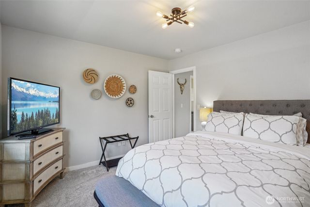 9058 Eagle Point Loop Road SW, Lakewood, WA 98498