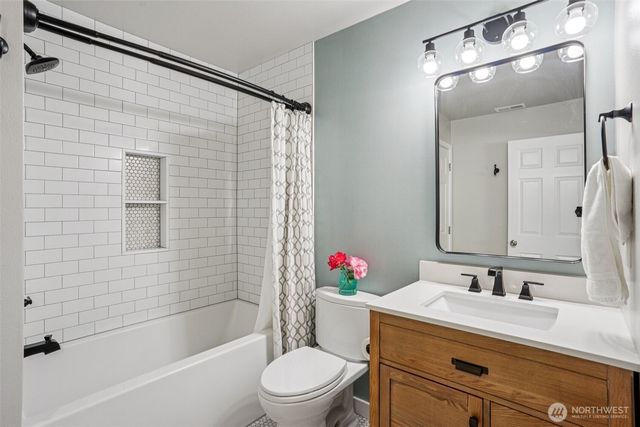 9058 Eagle Point Loop Road SW, Lakewood, WA 98498