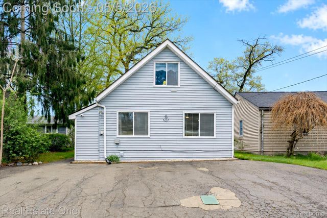 9590 Roundlake Boulevard, White Lake Charter Township, MI 48386