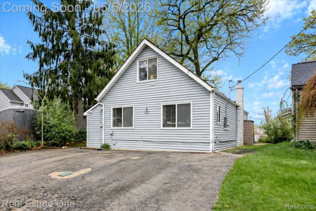 9590 Roundlake Boulevard, White Lake Charter Township, MI 48386