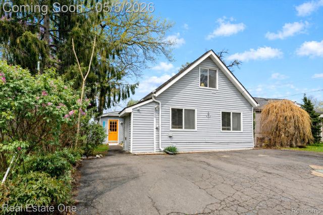9590 Roundlake Boulevard, White Lake Charter Township, MI 48386