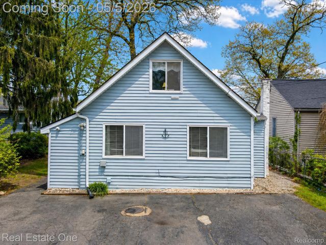 9590 Roundlake Boulevard, White Lake Charter Township, MI 48386