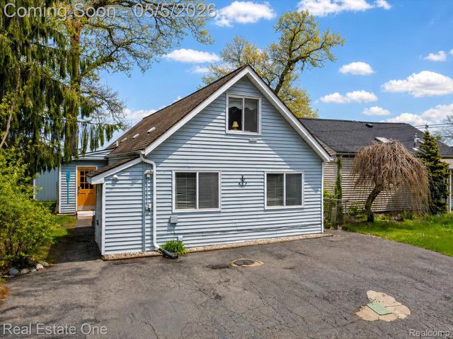 9590 Roundlake Boulevard, White Lake Charter Township, MI 48386