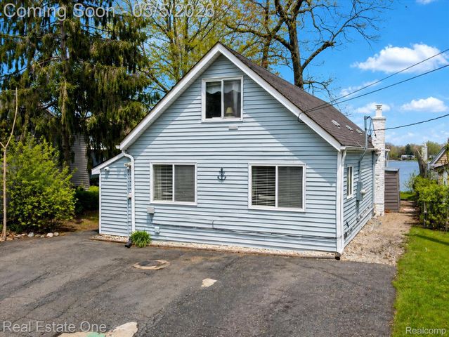 9590 Roundlake Boulevard, White Lake Charter Township, MI 48386