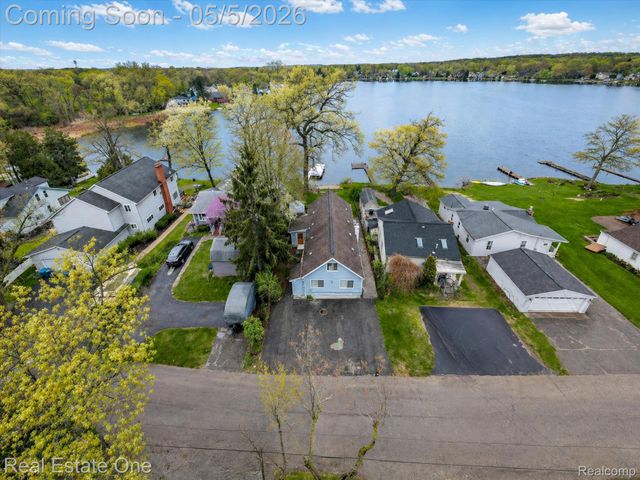9590 Roundlake Boulevard, White Lake Charter Township, MI 48386
