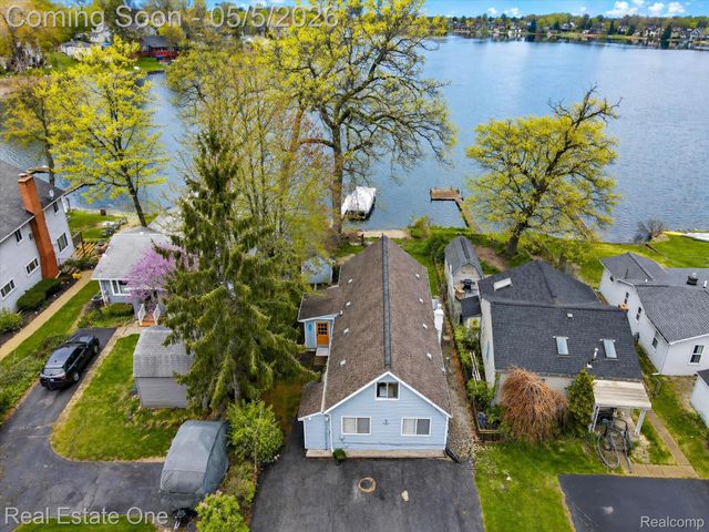 9590 Roundlake Boulevard, White Lake Charter Township, MI 48386