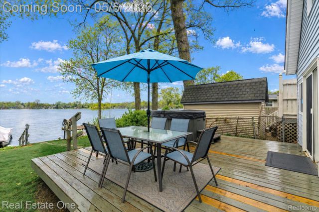 9590 Roundlake Boulevard, White Lake Charter Township, MI 48386