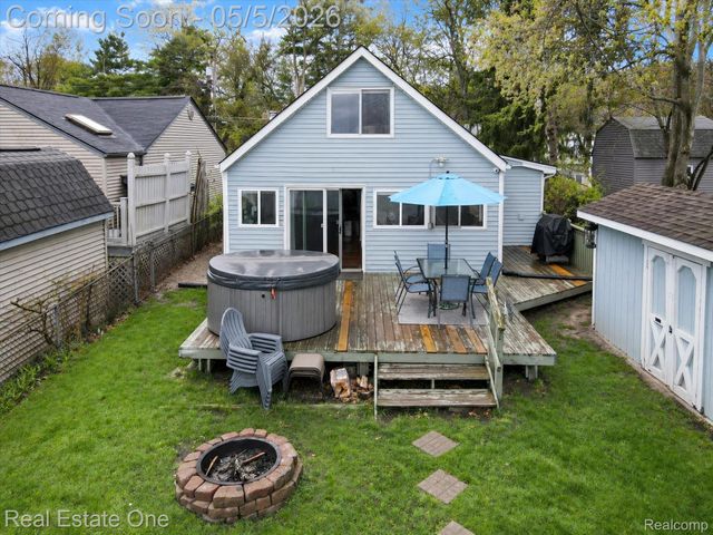 9590 Roundlake Boulevard, White Lake Charter Township, MI 48386