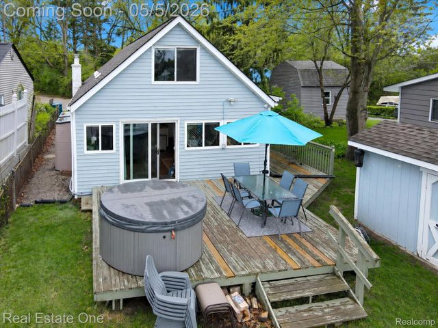 9590 Roundlake Boulevard, White Lake Charter Township, MI 48386