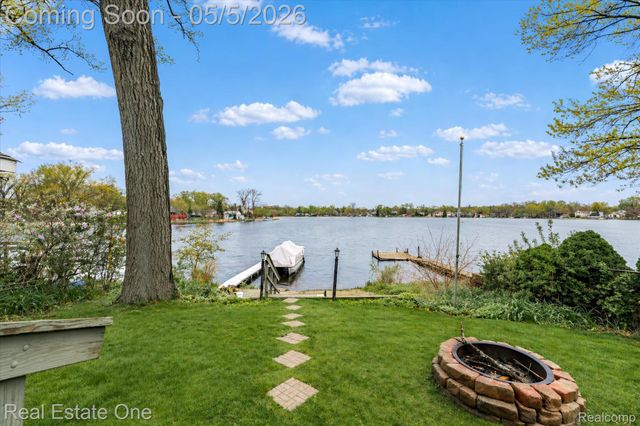 9590 Roundlake Boulevard, White Lake Charter Township, MI 48386