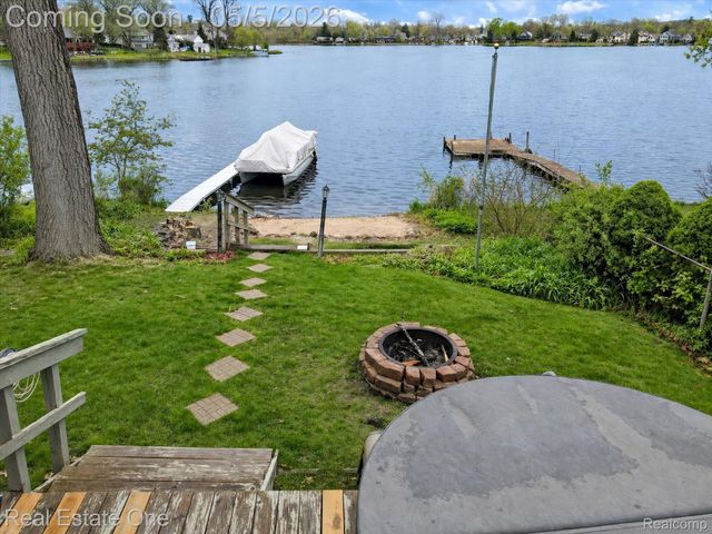 9590 Roundlake Boulevard, White Lake Charter Township, MI 48386