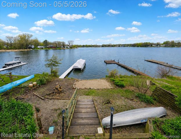 9590 Roundlake Boulevard, White Lake Charter Township, MI 48386