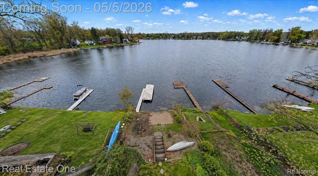 9590 Roundlake Boulevard, White Lake Charter Township, MI 48386