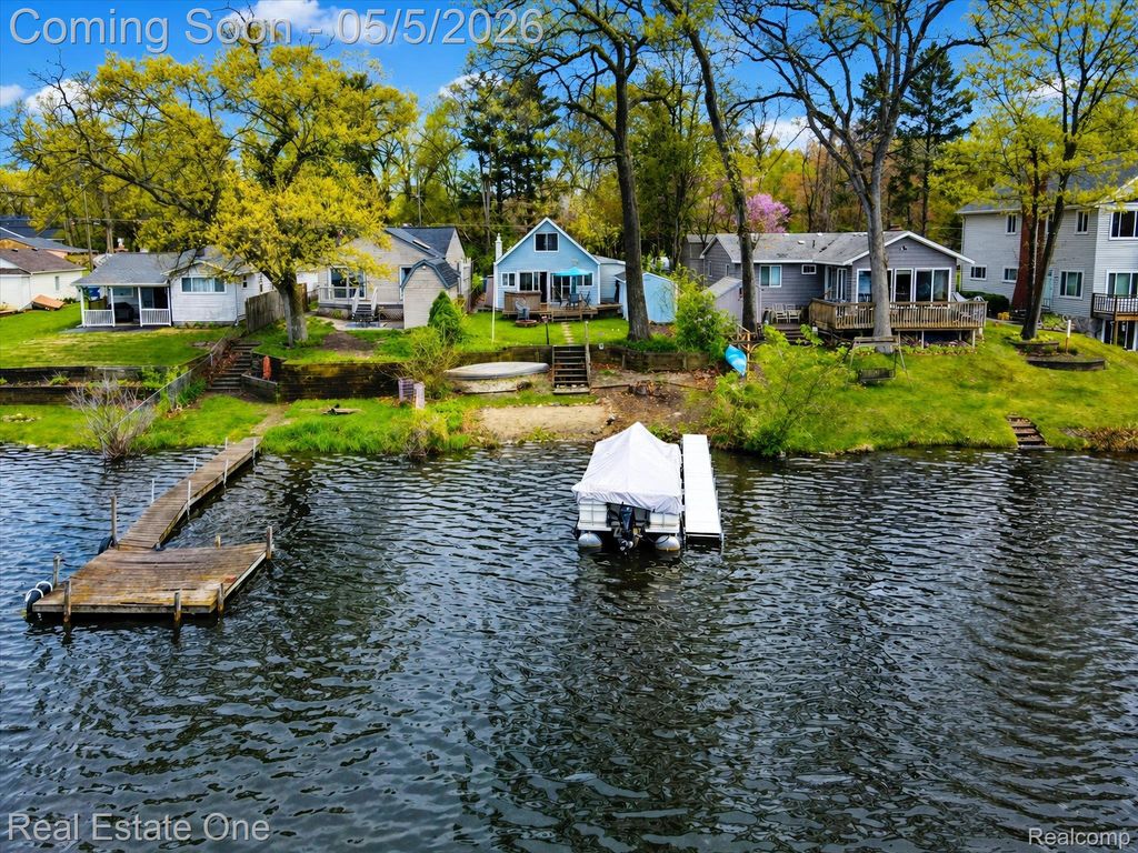 9590 Roundlake Boulevard, White Lake Charter Township, MI 48386