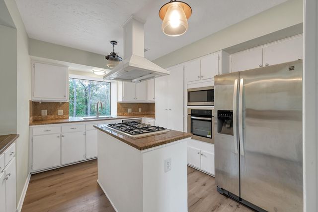 2 Alladdin Lane, The Woodlands, TX 77380