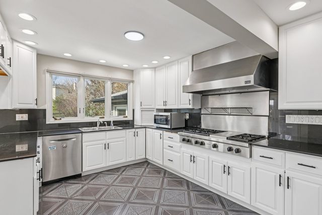 8853 W 97th Place, Palos Hills, IL 60465