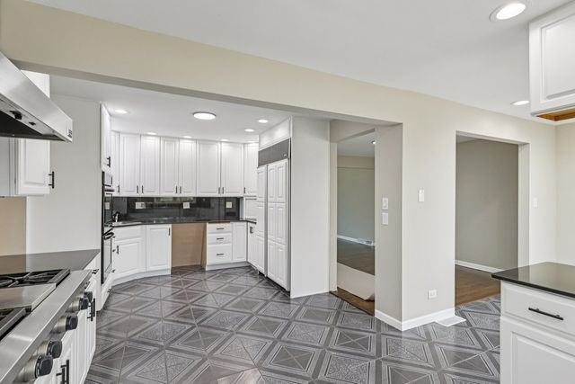 8853 W 97th Place, Palos Hills, IL 60465