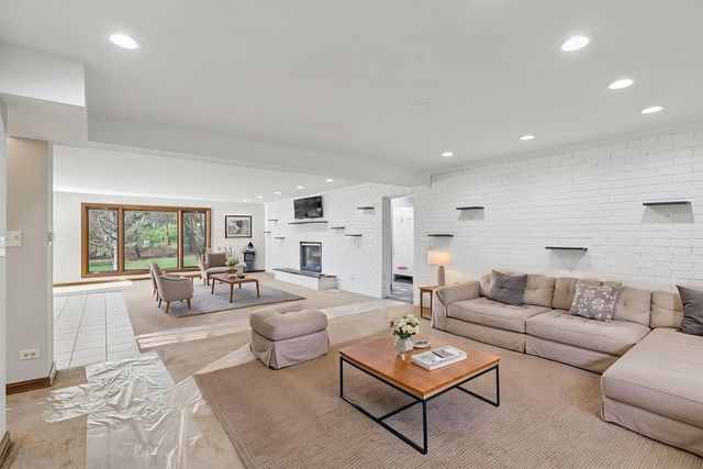 8853 W 97th Place, Palos Hills, IL 60465