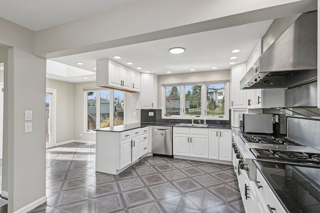 8853 W 97th Place, Palos Hills, IL 60465