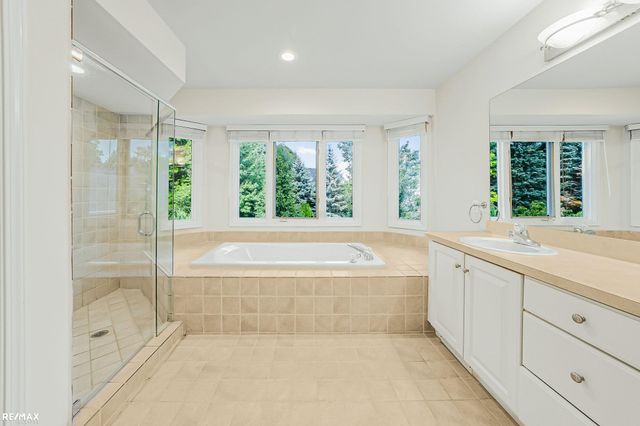 1357 Kentfield Dr Drive, Rochester, MI 48307