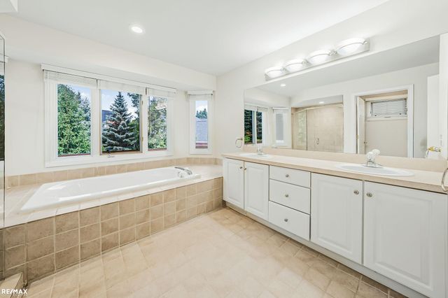 1357 Kentfield Dr Drive, Rochester, MI 48307