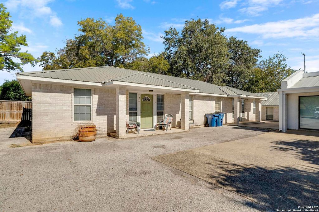 119/121 S Smith St, Pleasanton, TX 78064