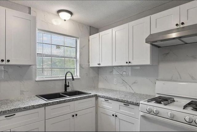 9033 Oak Knoll Lane, Houston, TX 77078