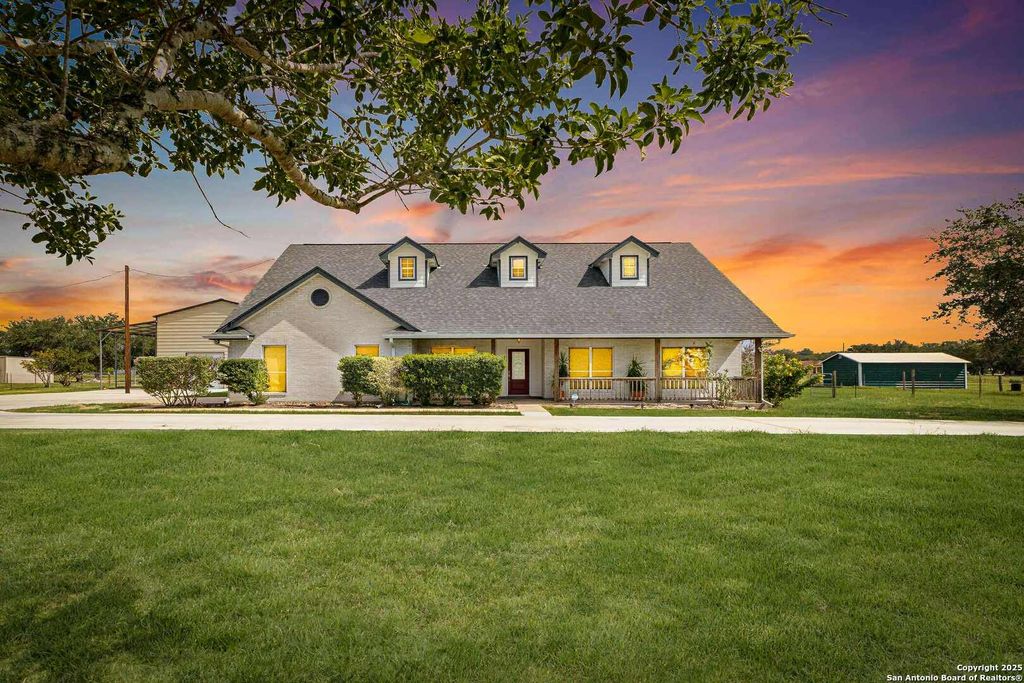 142 Shannon Ridge, Floresville, TX 78114