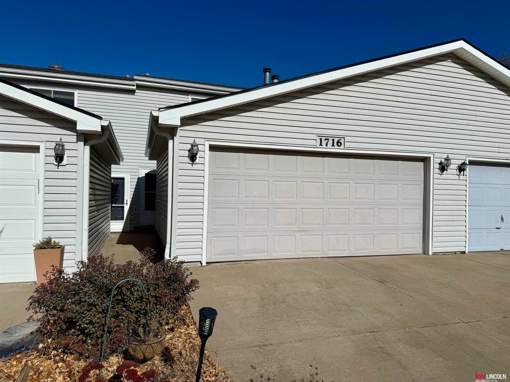 1716 Granada Lane, Lincoln, NE 68528