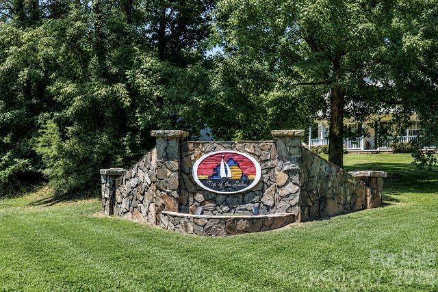 105 Lake Top Lane, Statesville, NC 28677