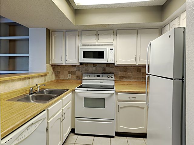 3121 Sondra Drive 208, Fort Worth, TX 76107