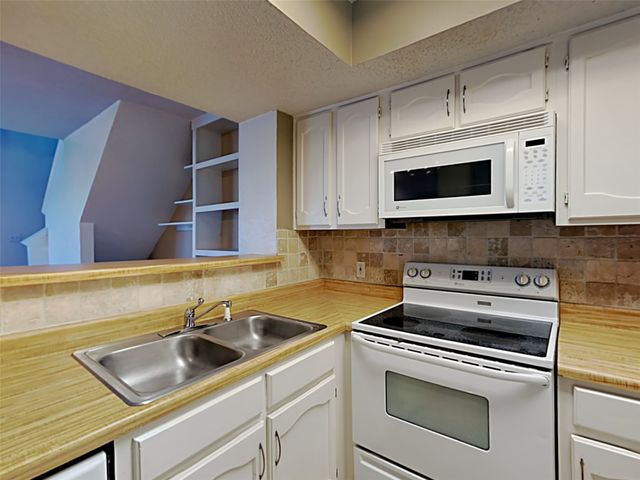 3121 Sondra Drive 208, Fort Worth, TX 76107