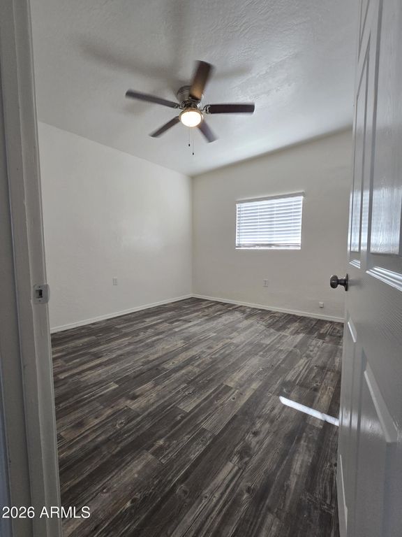 Image 11 of property listing at 5032 S 35TH Drive, Phoenix, AZ 85041