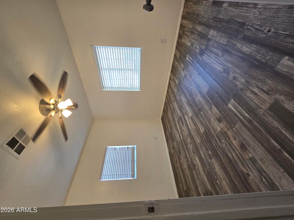 Image 6 of property listing at 5032 S 35TH Drive, Phoenix, AZ 85041