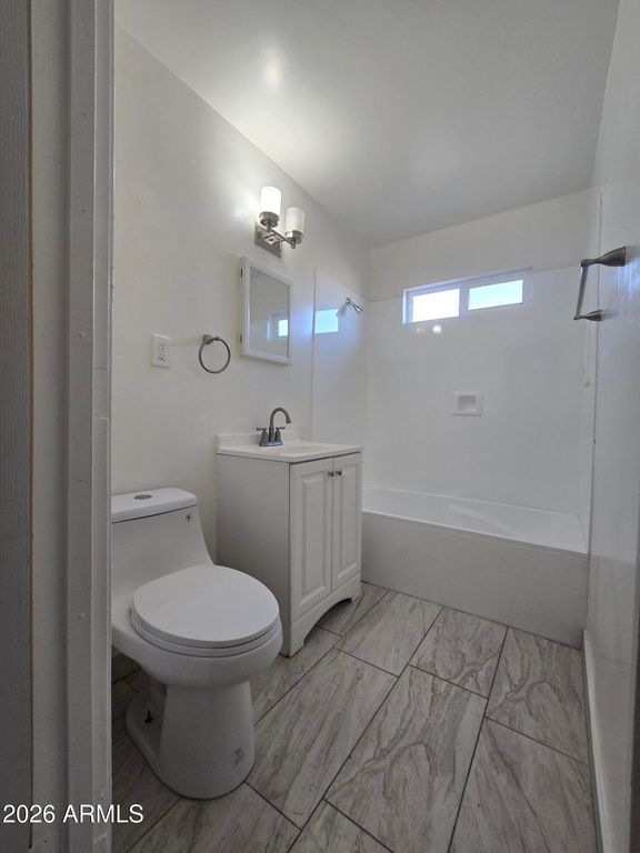 Image 7 of property listing at 5032 S 35TH Drive, Phoenix, AZ 85041