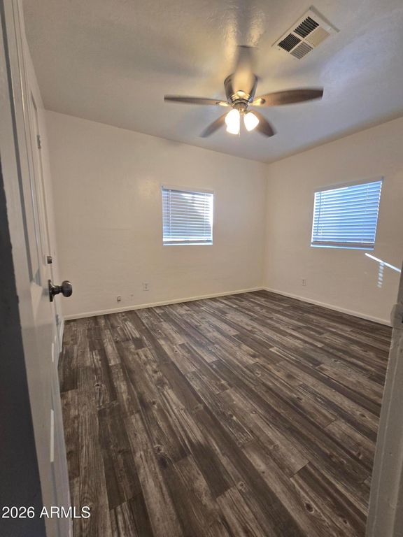 Image 8 of property listing at 5032 S 35TH Drive, Phoenix, AZ 85041