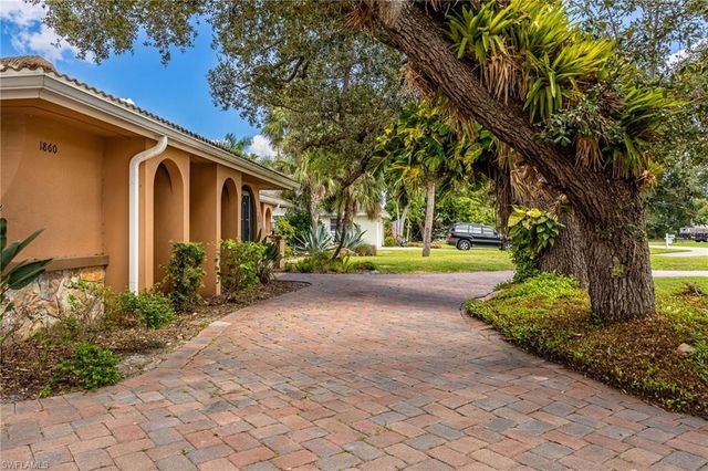 1860 Marina CIR, North Fort Myers, FL 33903