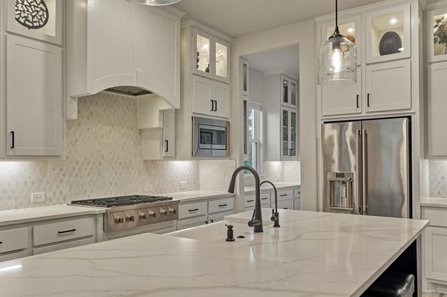 119 Goldenwave Loop, Montgomery, TX 77316