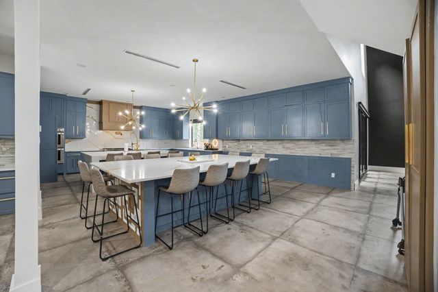511 S Bluegrove Road, Lancaster, TX 75146