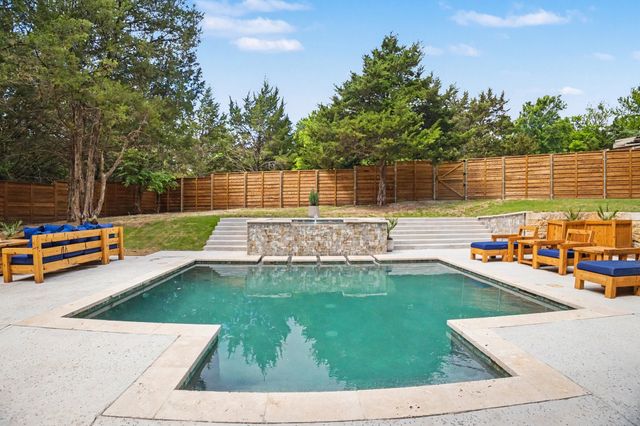 511 S Bluegrove Road, Lancaster, TX 75146