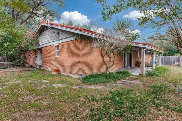 8516 La Jolla Court, Benbrook, TX 76116