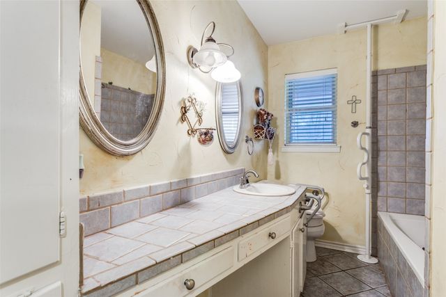 8516 La Jolla Court, Benbrook, TX 76116