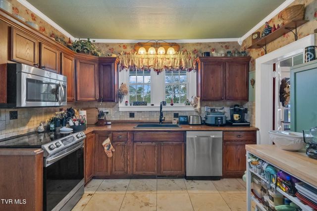 8712 Highway 19-E, Roan Mountain, TN 37687