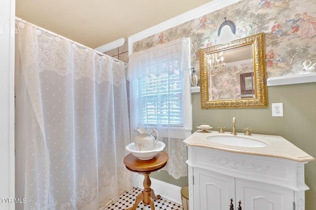 8712 Highway 19-E, Roan Mountain, TN 37687