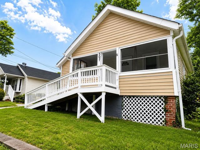 307 Alsobrook Street, Kirkwood, MO 63122