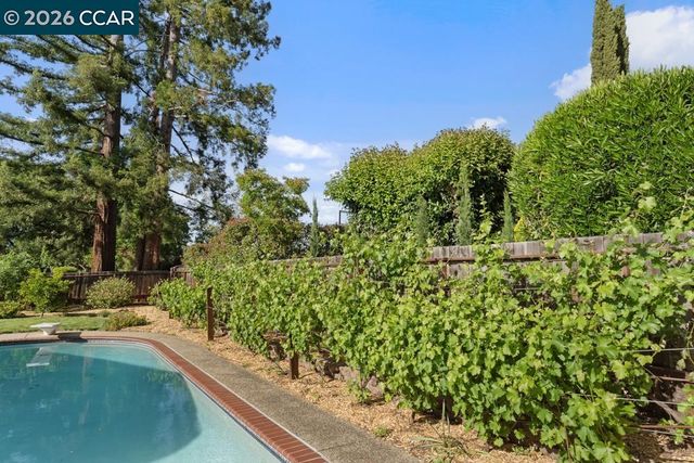 2866 Bowling Green Dr, Walnut Creek, CA 94598