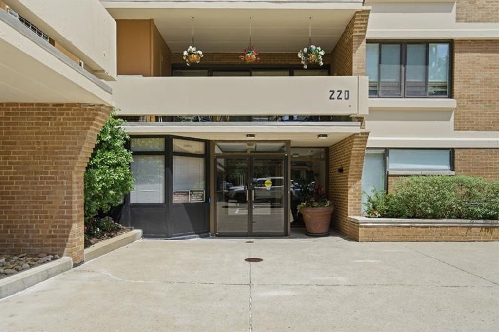 220 N Dithridge 603, Oakland, PA 15213